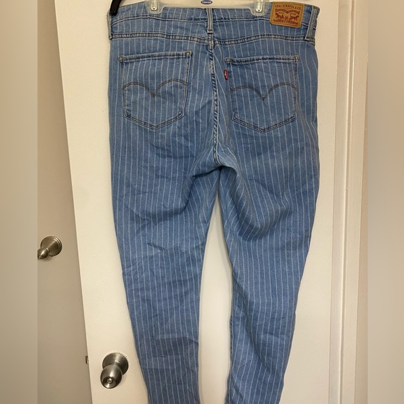 Pinstripe light wash Levi’s jeans - Picture 2 of 3